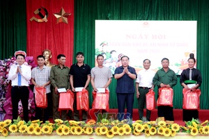 Đồng chí Phó Bí thư Tỉnh ủy dự Ngày hội Toàn dân bảo vệ ANTQ xã Chiềng Khương