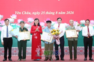 Đồng chí Trưởng ban Nội chính Tỉnh ủy trao Huy hiệu Đảng tại xã Chiềng Hặc, Yên Châu