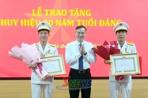 'Đảng ủy Thuế tỉnh Sơn La tổ chức Lễ trao tặng Huy hiệu Đảng đợt 2/9