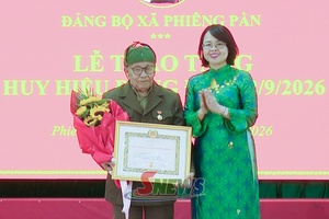 Đồng chí Trưởng ban Tuyên giáo Tỉnh ủy trao tặng Huy hiệu Đảng tại xã Phiêng Pằn, xã Chiềng Sung