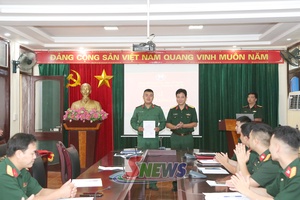 'Lễ trao Huy hiệu Đảng và kết nạp đảng viên mới