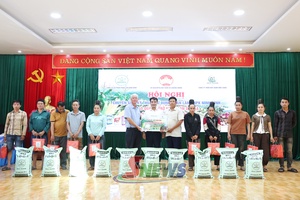 'Chuyển giao khoa học kỹ thuật sử dụng phân lân cho nông dân và tặng quà cho các hộ hoàn cảnh khó khăn tại xã Chiềng Mung