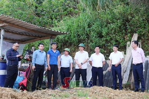 Đồng chí Phó Chủ tịch UBND tỉnh kiểm tra công tác xóa nhà tạm tại xã Tạ Khoa