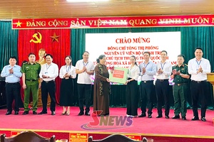 Đồng chí Tòng Thị Phóng thăm và làm việc tại xã Mường Cơi