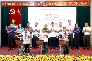 'Trường Chính trị tỉnh Sơn La thăm tặng quà tại xã Huổi Một