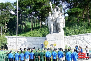 Incense offered to commemorate heroic martyrs, youth volunteers at Co Noi T-junction