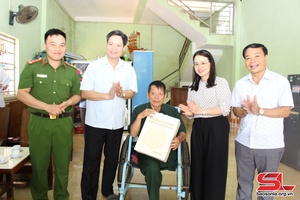Provincial Party official visits war invalids, sick soldiers in Thuan Chau district