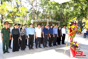 Son La province’s delegation offers incense at Truong Son National Martyrs Cemetery