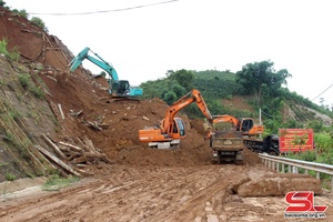 Forces fix consequences of landslide on National Highway 6 bypass in Son La city