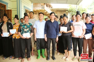 Deputy PM Le Thanh Long visits flooded areas in Chieng Den commune