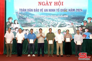 Quynh Nhai holds “All people join hands in safeguarding national security” festival