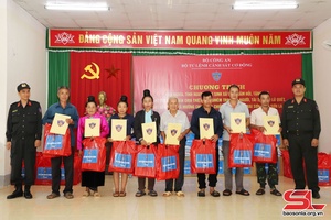 Mobile Police Command presents gifts to residents in Muong Chanh, Chieng Noi communes