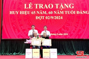 Party members in Quynh Nhai receive membership badges 