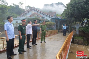 Provincial leader inspects post-storm situation in Moc Chau district