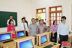 'Lao delegation visits schools in Son La 