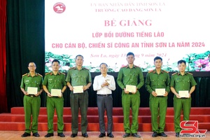 'Fifty Son La policemen complete Lao language training course