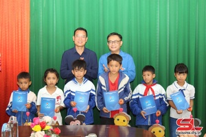 Provincial Youth Union visits, presents gifts to disadvantaged children