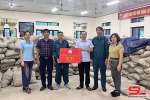 Quyet Thang Secondary School donates 25 tonnes of cement to Ngoc Chien commune