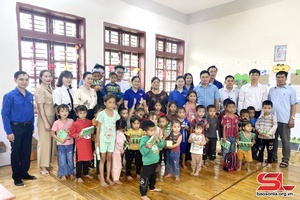 Can Tho city Youth Union presents gifts to disadvantaged students, families in Muong Gion commune