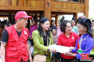 Gifts granted to people affected by natural disasters in Chieng Den commune