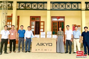 Books, televisions granted to school libraries in Phu Yen