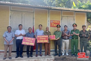 Charity houses presented to the poor in Mai Son district