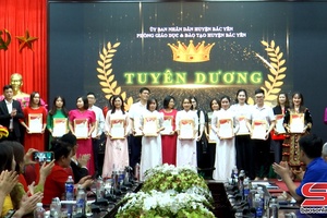 'Bac Yen district honours outstanding teachers, students