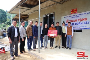 '"Great Unity" houses presented to poor households in Chieng Kheo commune