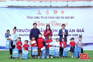 Petrovietnam Transportation Corporation donates gifts to Son La city’s kids