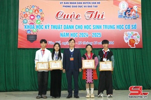 Twenty projects vie in Van Ho district secondary school science-technology competition