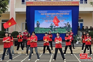 Students learn about Vietnam People's Army through experiential programme