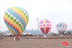 'Hot air balloons fly over Muong Tac field