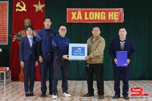 'MBBank Son La presents Tet gifts to Long He commune