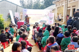 Gifts presented to primary school students in Din Chi hamlet