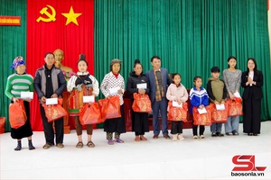 Communist Review presents gifts to border residents