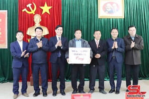 Provincial Party leader visits, presents Tet gifts to residents in Long He commune