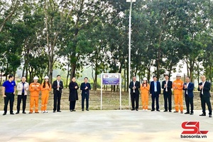 "Lighting up rural roads" project presented to Pi Toong commune