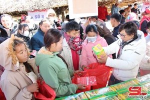 '"Humanitarian Market" programme for Tet 2025 held in Van Ho district