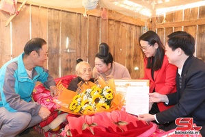 Party membership badges presented to Party members in Thuan Chau