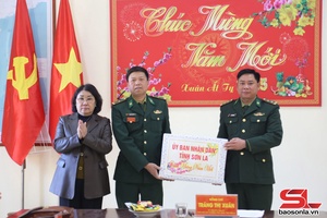 Standing Vice Chairwoman of provincial People's Committee pays pre-Tet visit to Phieng Pan Border Guard Station