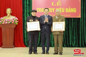 Provincial leader presents Party membership badges to Party members in Moc Chau district