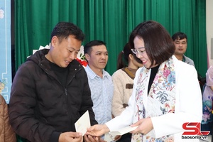 Joint efforts made to bring warm Tet to trade union members in Song Ma