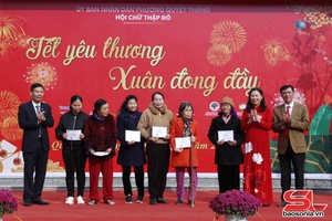 'Residents in Son La city’s Quyet Thang ward receive Tet gifts