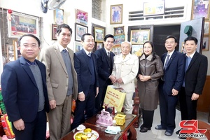 Provincial Party leader visits, presents gifts to policy beneficiary families, revolution contributors