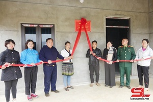 Poor families in Bac Yen district’s Song Pe commune receive housing support 