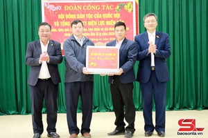 Vice Chairman of NA's Council for Ethnic Affairs pays pre-Tet visit to Mai Son district