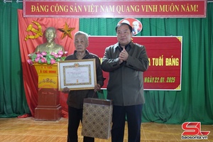 Party member in Bac Yen district receives 65-year membership badge