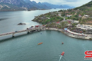 Boat racing festival takes place on Da River