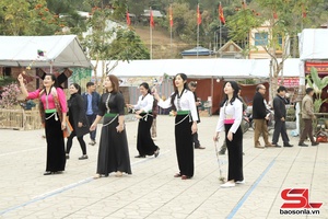 'Folk games charm visitors on spring days