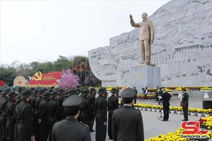 'Son La city leaders, recruits offer flowers to President Ho Chi Minh, heroic martyrs